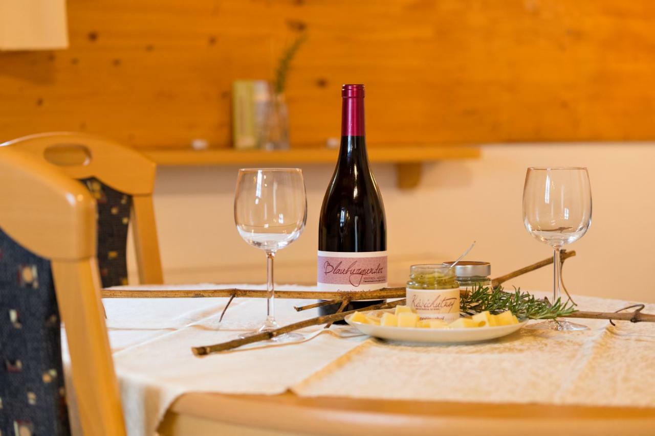 Engadiner Apartments & Wines 몬타냐 외부 사진